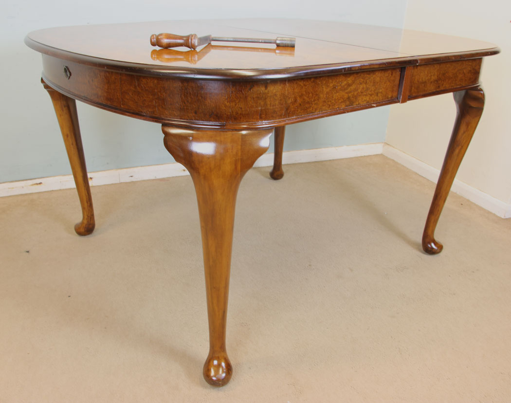 11336r5 Antique Burr Walnut Queen Anne Style Extending Dining Table, Antique Burr Walnut Queen Anne Style Extending Dining Table.