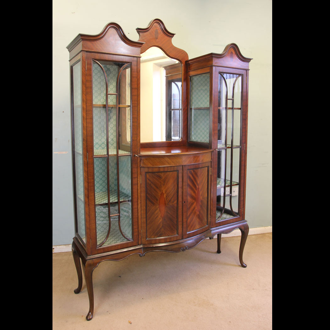 11370r01 Antique Quality Shaped Mahogany Mirror Back Display Cabinet, Antique Quality Shaped Mahogany Mirror Back Display Cabinet.