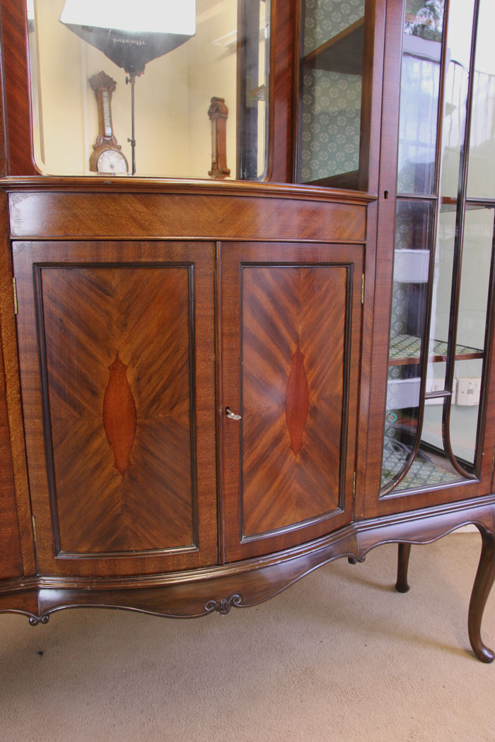 11370r5 Antique Shaped Mahogany Display Cabinet, Antique Quality Shaped Mahogany Mirror Back Display Cabinet.