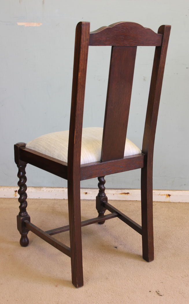 11372r5 Antique Vintage Set Of Four Oak Dining Chairs, Antique Set of Four Oak Dining Chairs. This set of four oak dining chairs have a shaped top