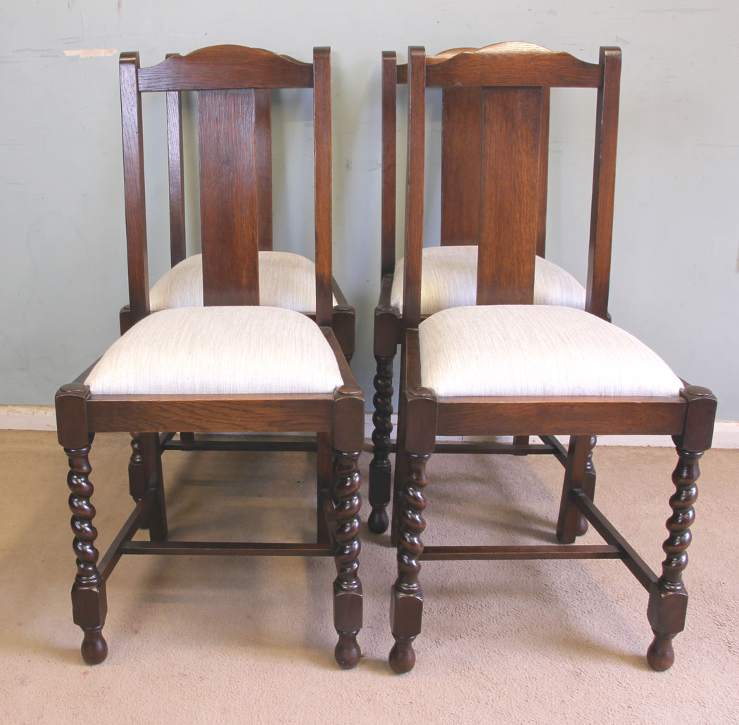 11372r9 Antique Vintage Set Of Four Oak Dining Chairs, Antique Set of Four Oak Dining Chairs. This set of four oak dining chairs have a shaped top