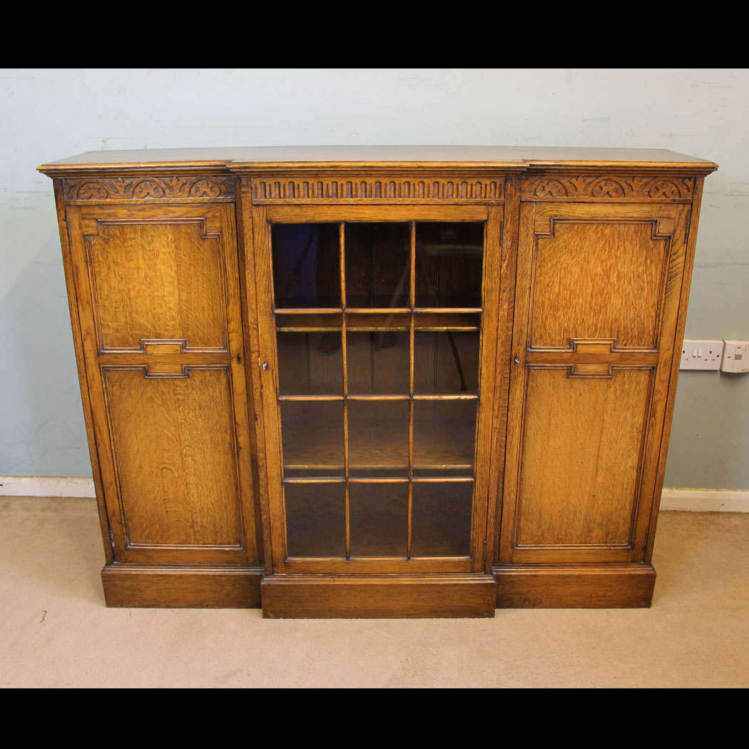 11377r01 Antique Oak Cabinet Bookcase, Antique Breakfront Oak Cabinet Bookcase. This quality oak breakfront bookcase cabinet has a solid oak top with moulded edge under having carved detail.