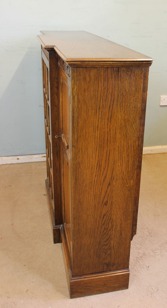 11377r5 Antique Oak Cabinet Bookcase, Antique Breakfront Oak Cabinet Bookcase. This quality oak breakfront bookcase cabinet has a solid oak top with moulded edge under having carved detail