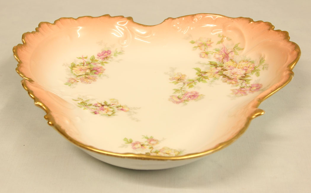 11430r1 Antique Lovely Quality Limoges Centre Dish, Antique Lovely Quality Limoges Centre Dish.