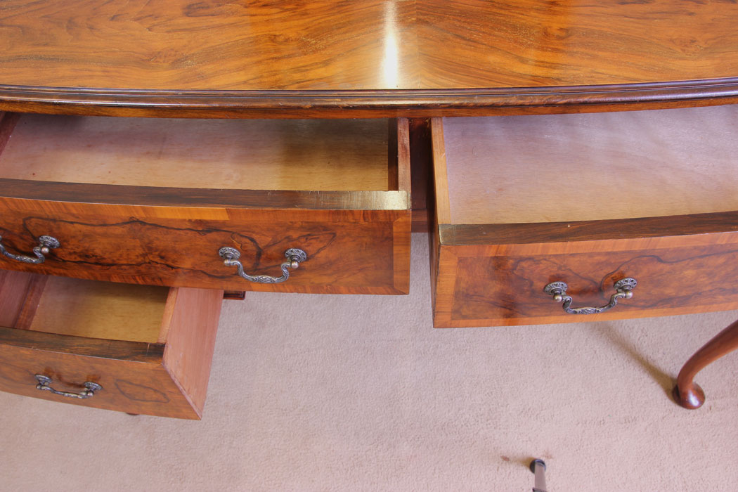 11520r11 Antique Burr Walnuit Dressing Table,
