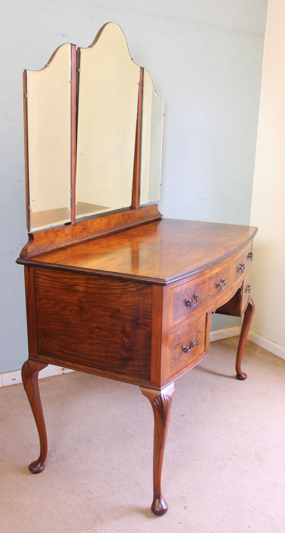 11520r2 Antique Burr Walnuit Dressing Table,