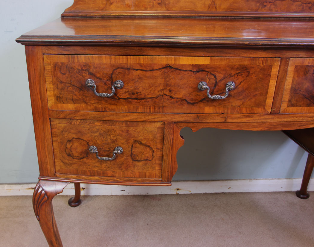 11520r4 Antique Burr Walnuit Dressing Table,