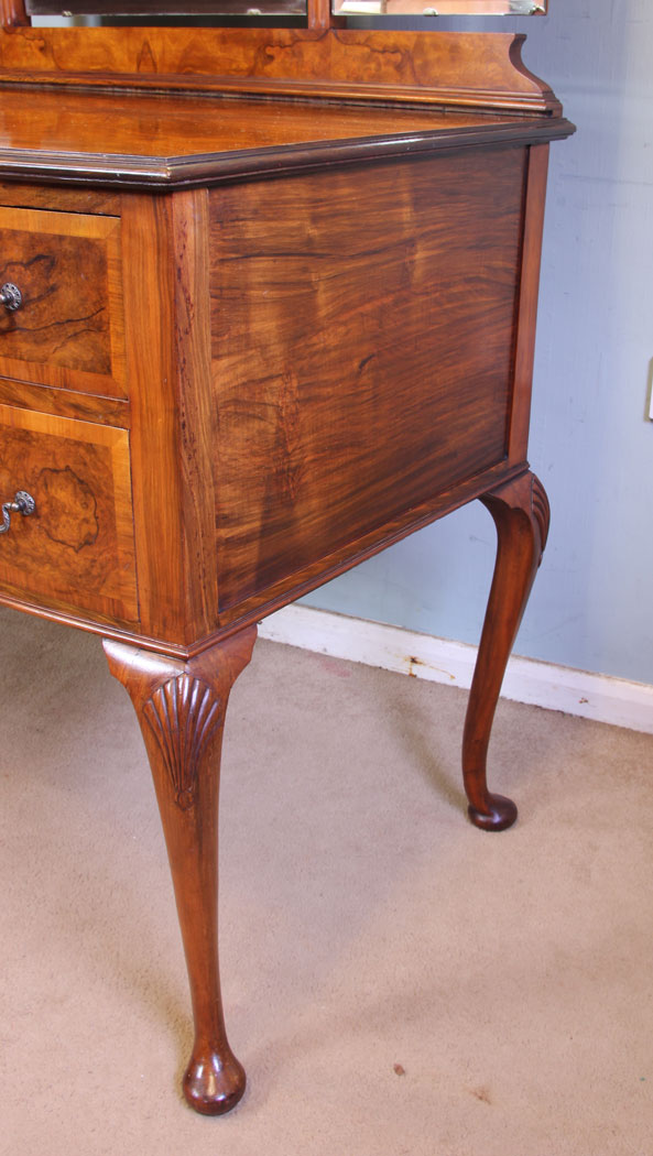 11520r6 Antique Burr Walnuit Dressing Table,