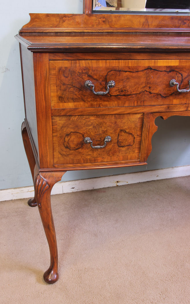 11520r7 Antique Burr Walnuit Dressing Table,