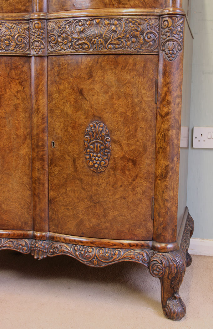 11664r13 Antique Burr Oak Cocktail Drinks Cabinet,