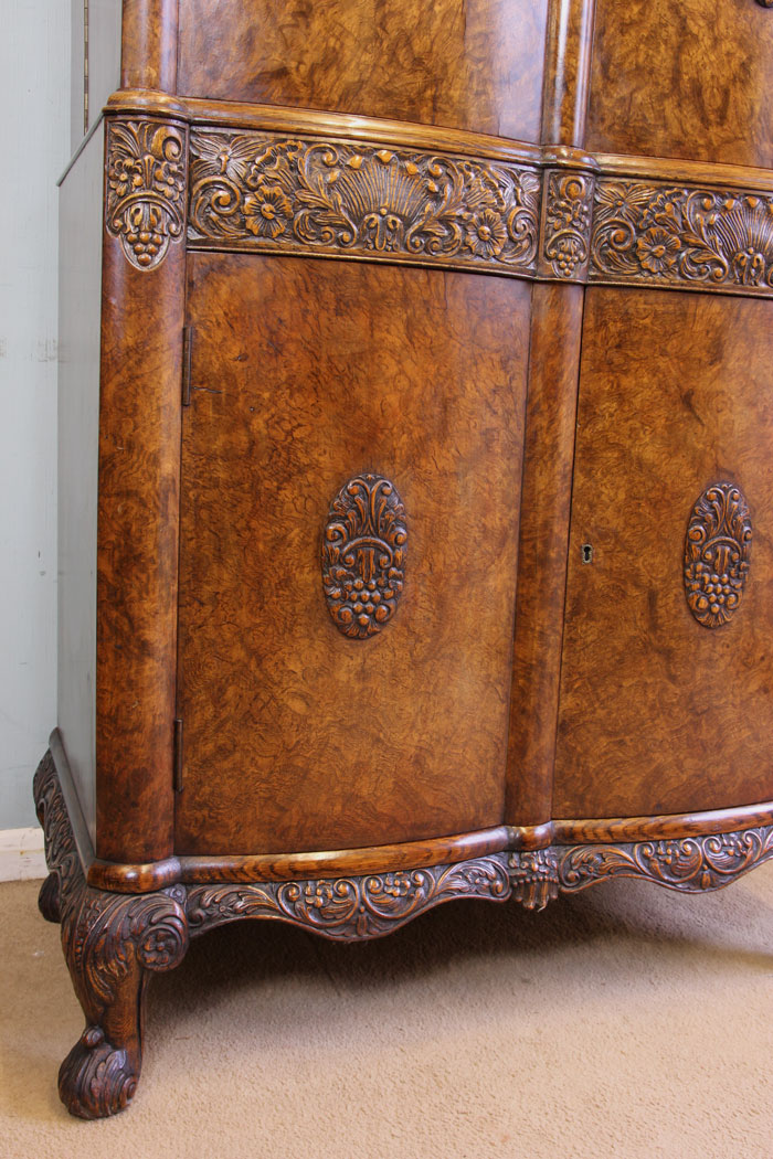 11664r14 Antique Burr Oak Cocktail Drinks Cabinet,
