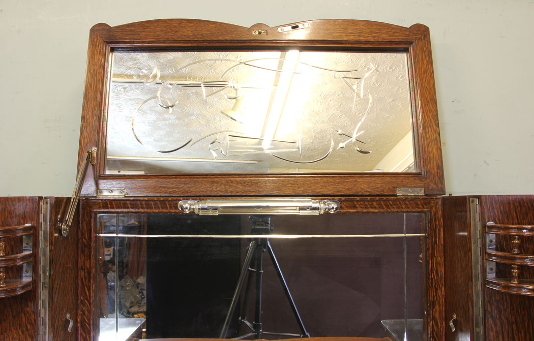 11664r5 Antique Burr Oak Cocktail Drinks Cabinet,