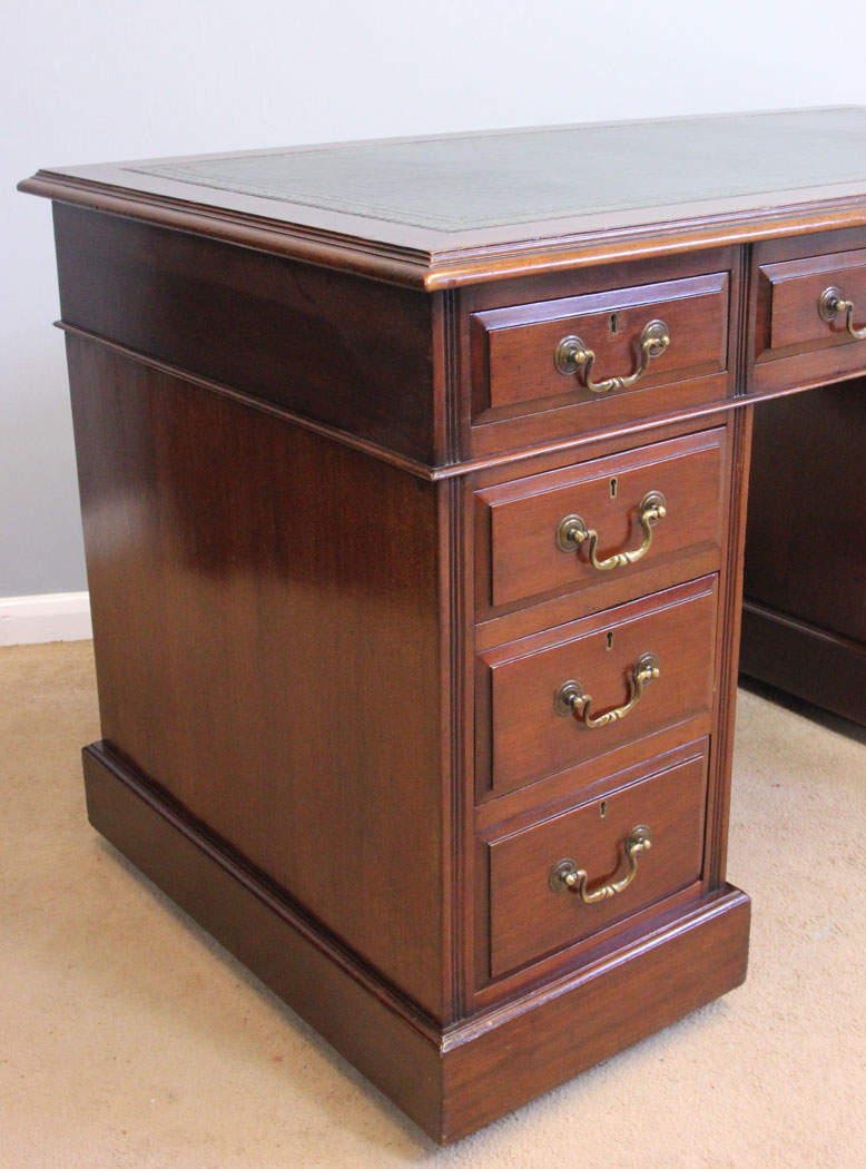 11909r9 Antique Mahogany Pedestal Writing Desk,