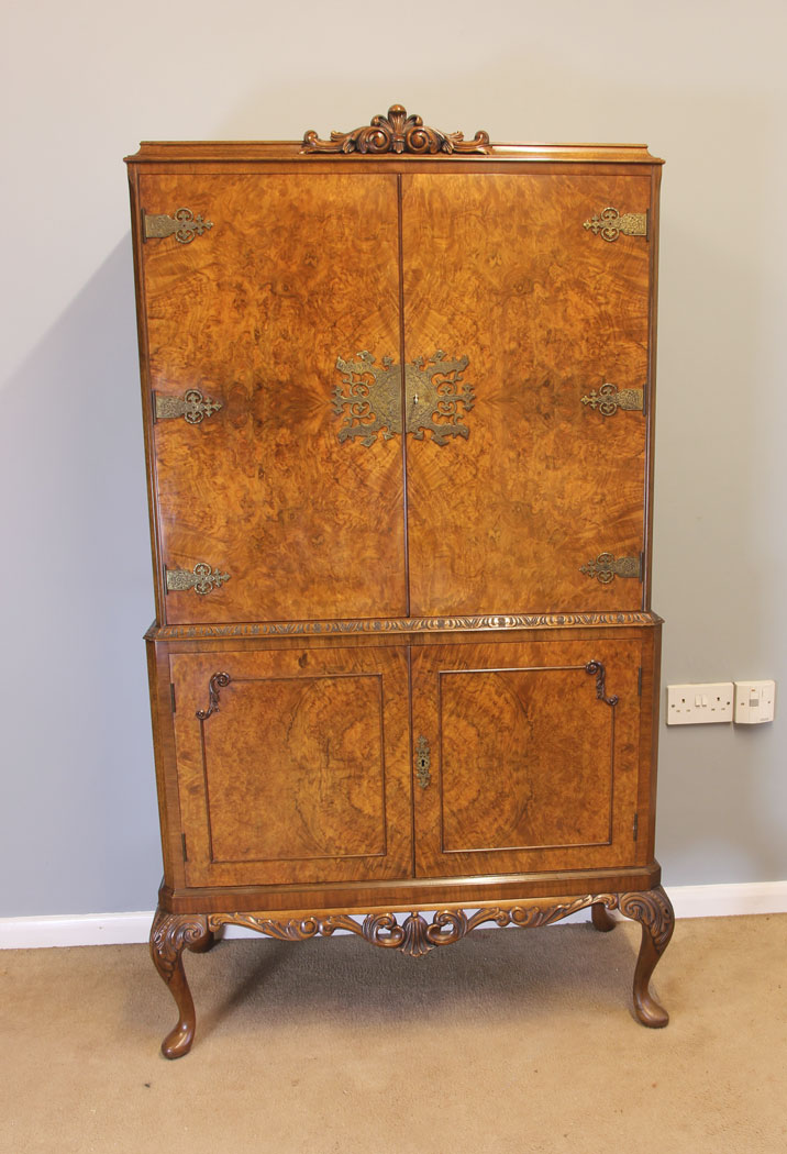 11919r1 Antique Burr Walnut Cocktail Drinks Cabinet,