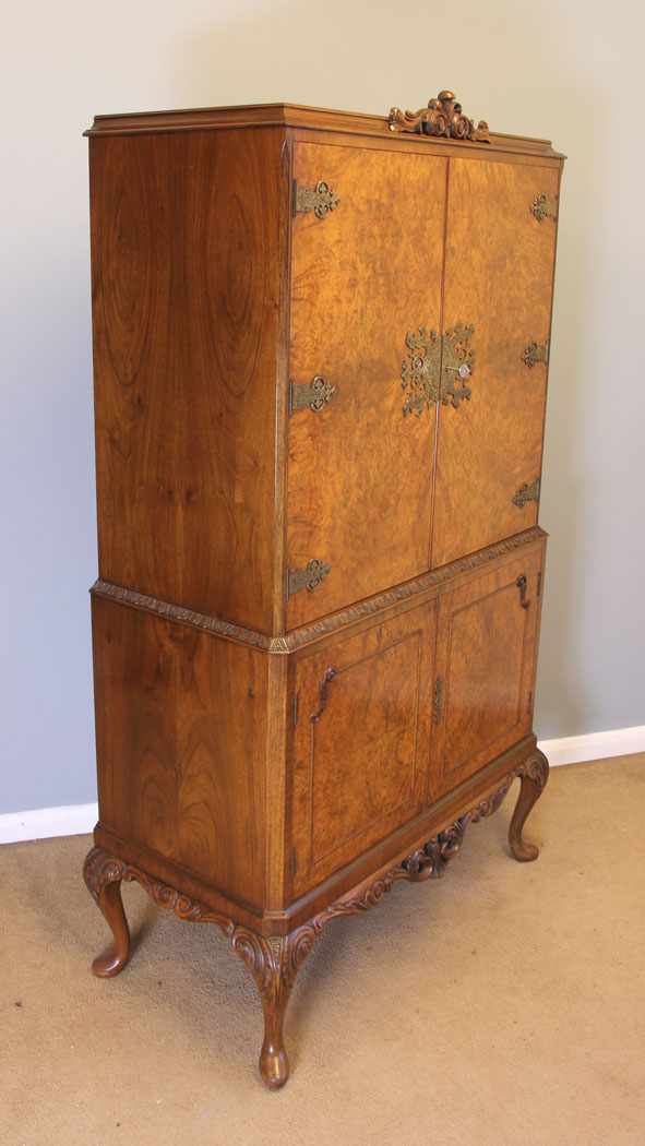 11919r15 Antique Burr Walnut Cocktail Drinks Cabinet,