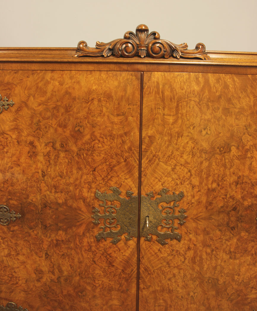 11919r5 Antique Burr Walnut Cocktail Drinks Cabinet,