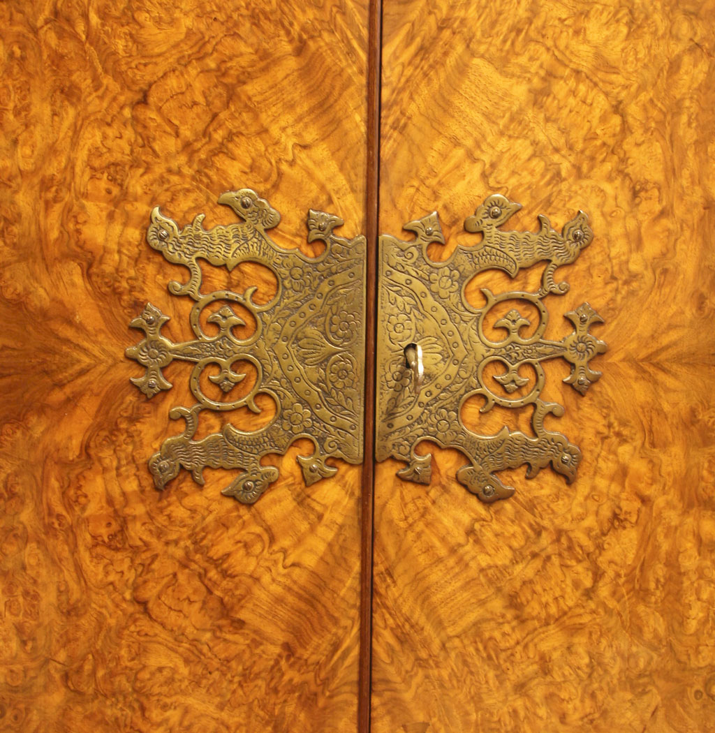11919r6 Antique Burr Walnut Cocktail Drinks Cabinet,