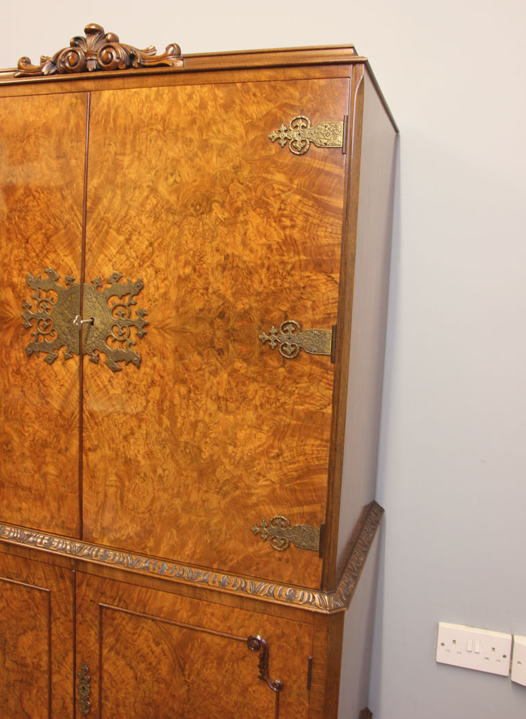 11919r7 Antique Burr Walnut Cocktail Drinks Cabinet,