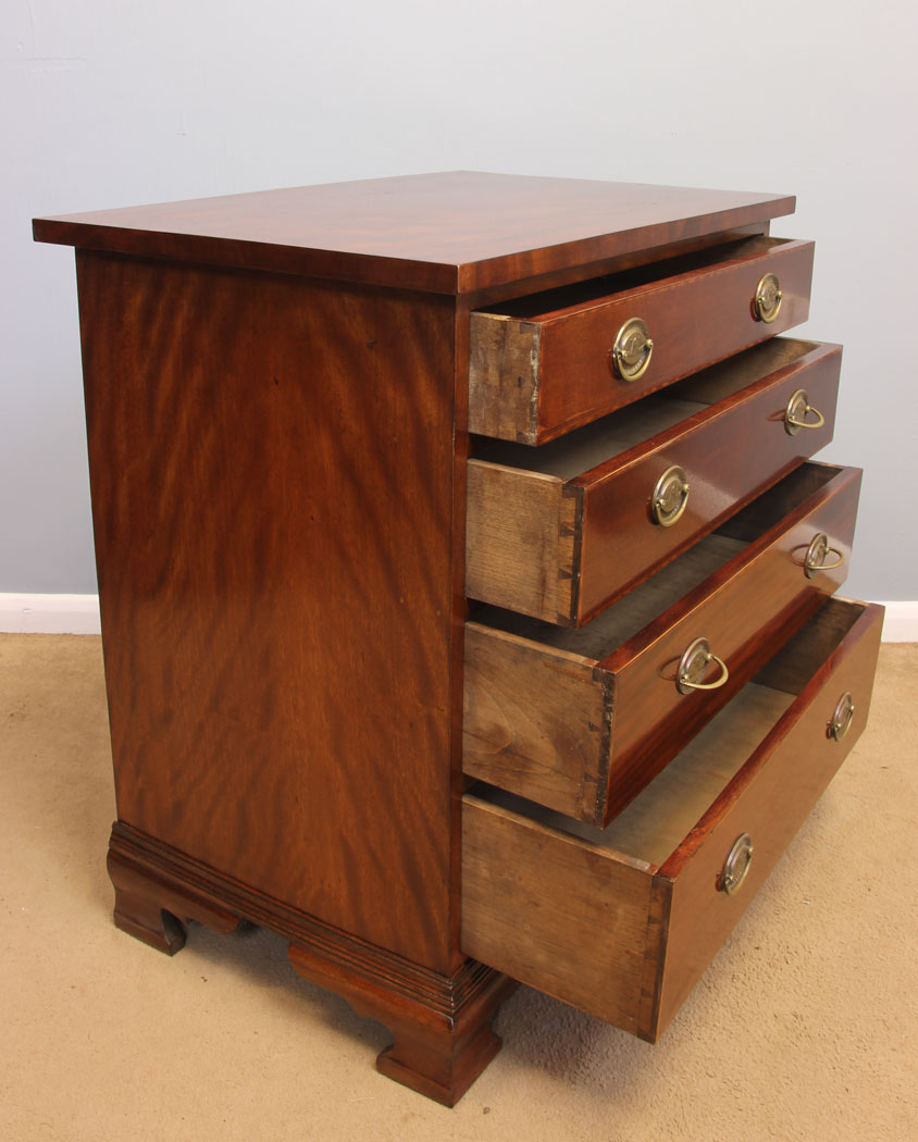 11933r10 Small Mahogany Chest of Drawers,