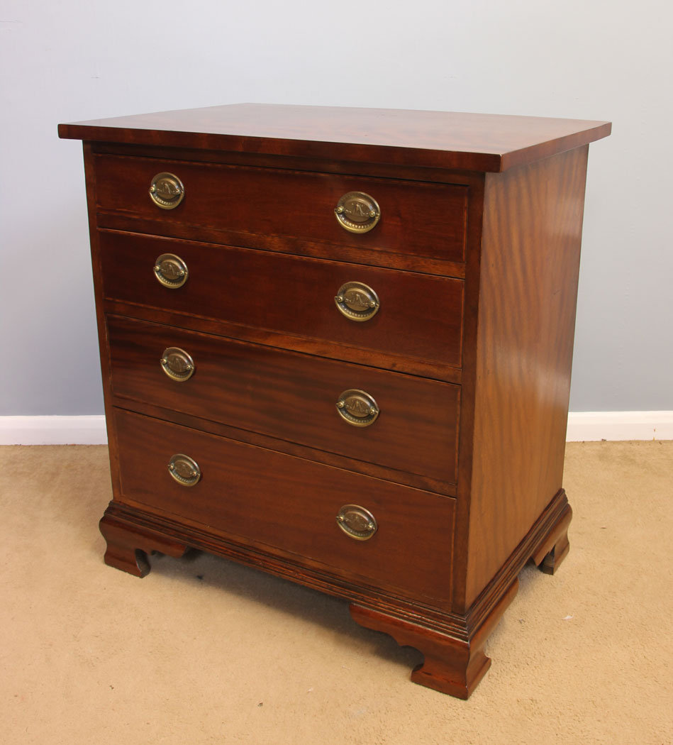 11933r3 Small Mahogany Chest of Drawers,