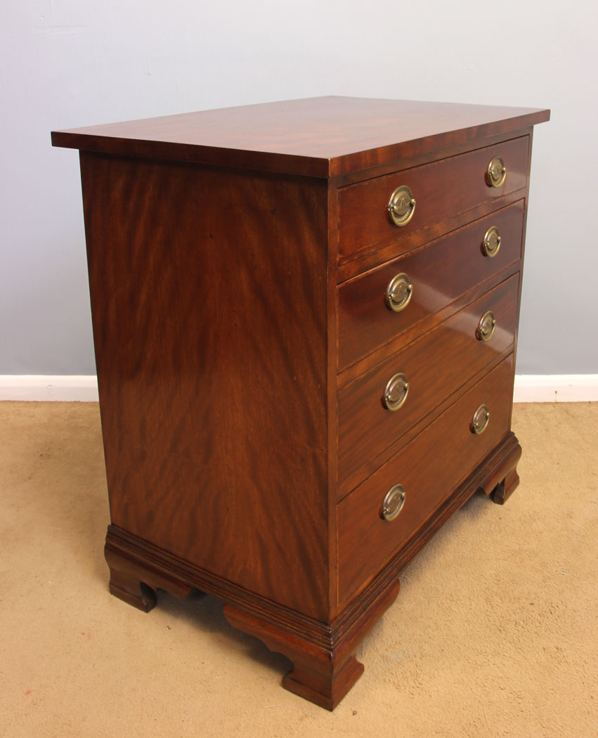 11933r5 Small Mahogany Chest of Drawers,