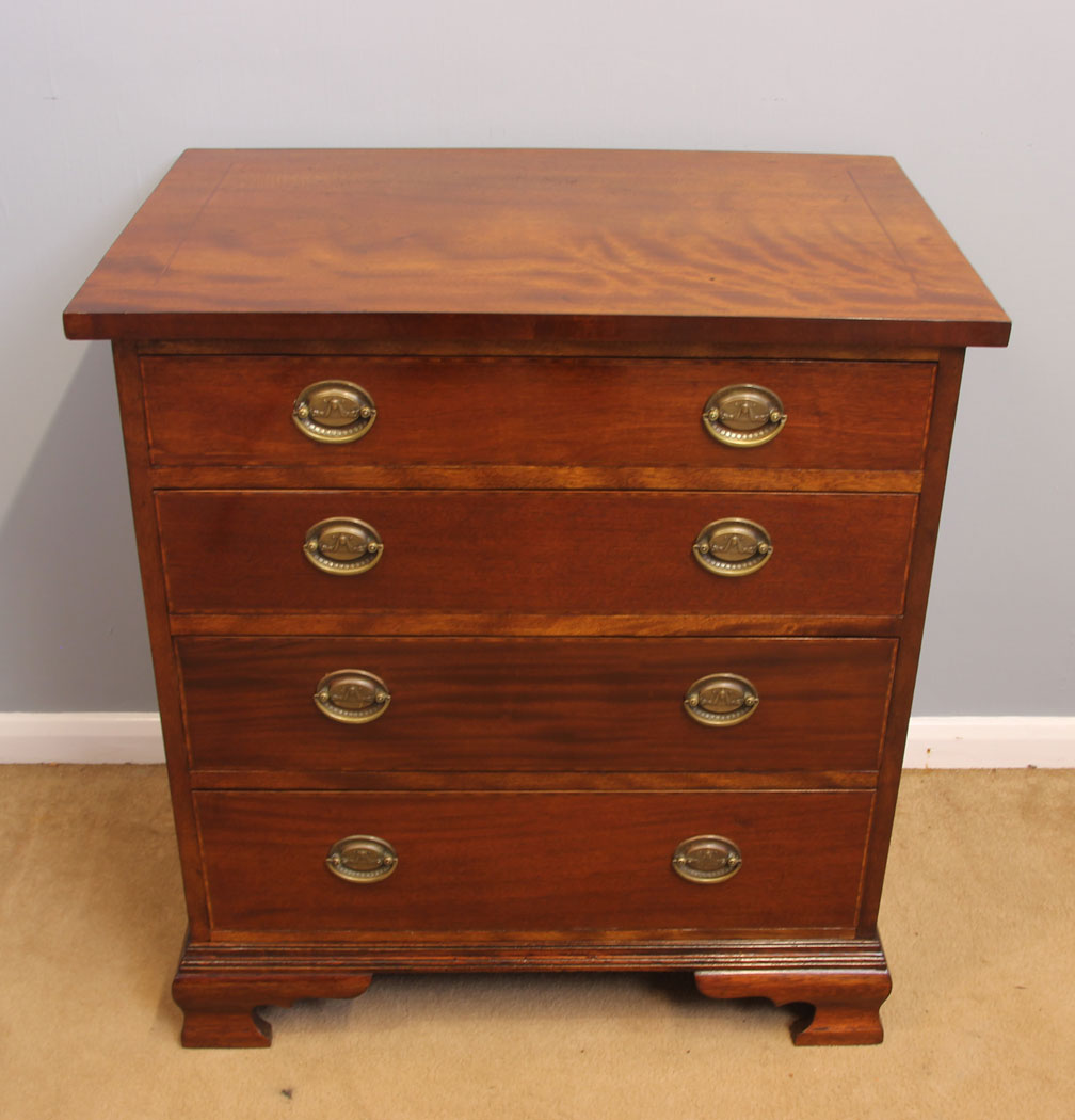 11933r8 Small Mahogany Chest of Drawers,