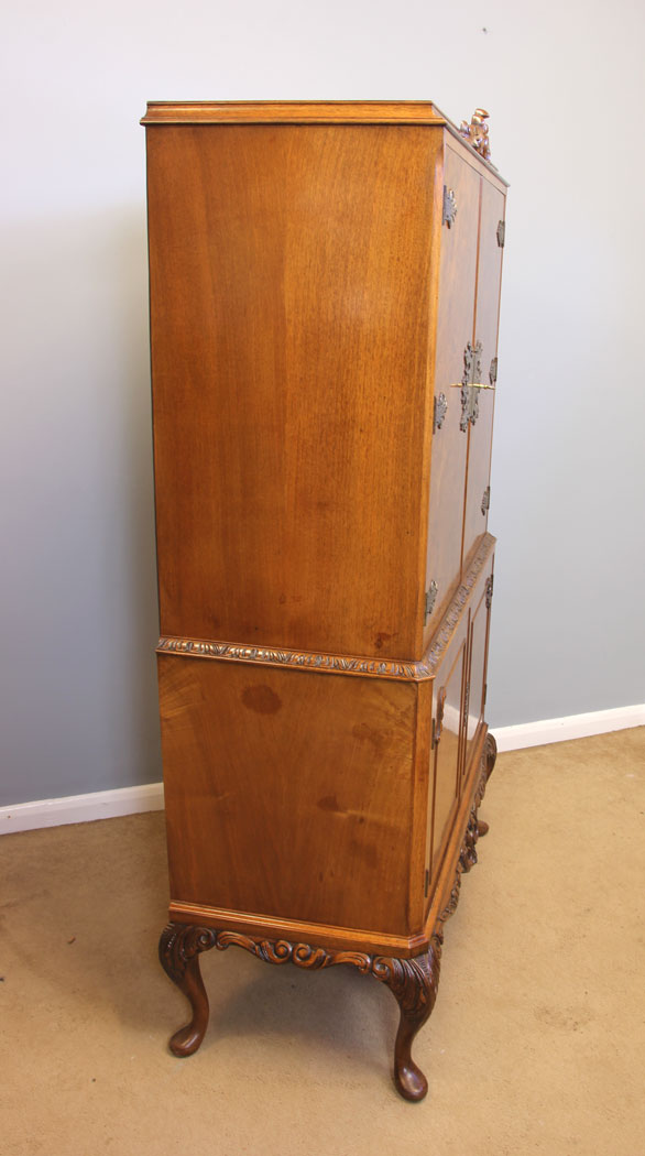 11934r11 Queen Anne Style Burr Walnut Cocktail Drinks Cabinet,