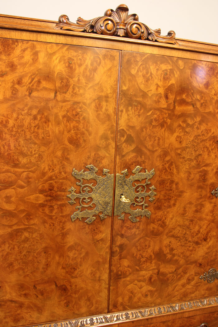 11934r12 Queen Anne Style Burr Walnut Cocktail Drinks Cabinet,