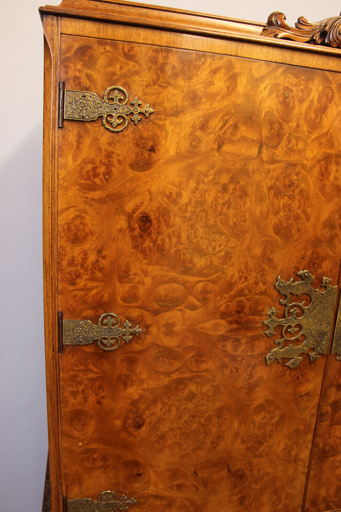 11934r13 Queen Anne Style Burr Walnut Cocktail Drinks Cabinet,