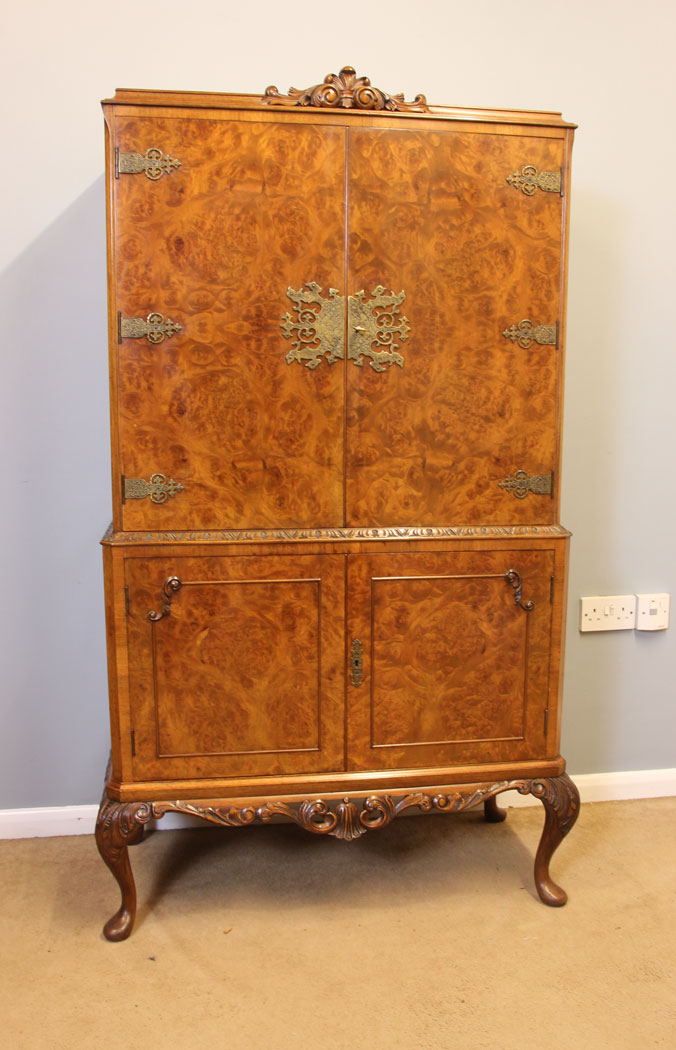 11934r15 Queen Anne Style Burr Walnut Cocktail Drinks Cabinet,