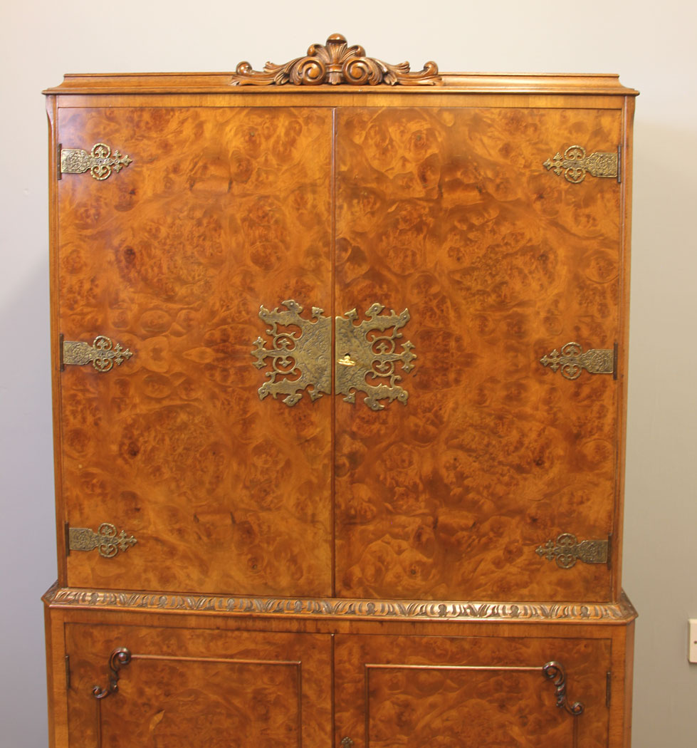 11934r4 Queen Anne Style Burr Walnut Cocktail Drinks Cabinet,