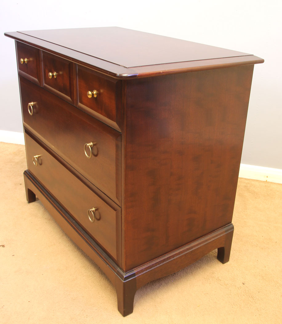 11997r3 Stag Minstrel Chest of Drawers,