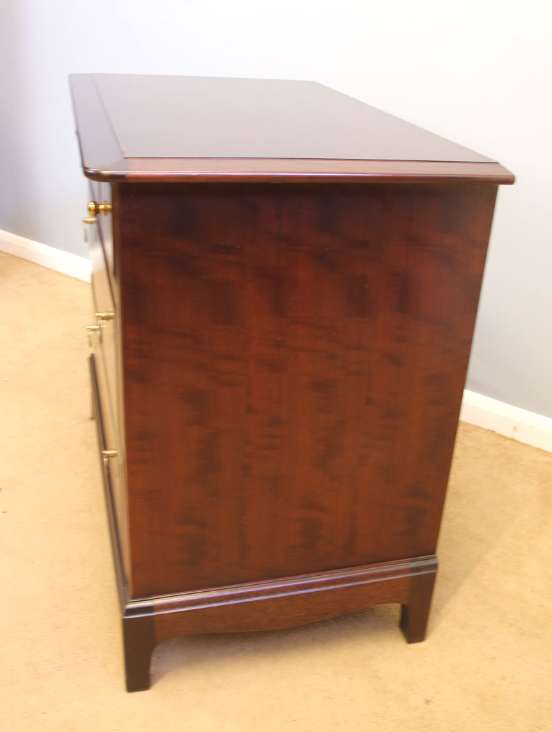 11997r8 Stag Minstrel Chest of Drawers,