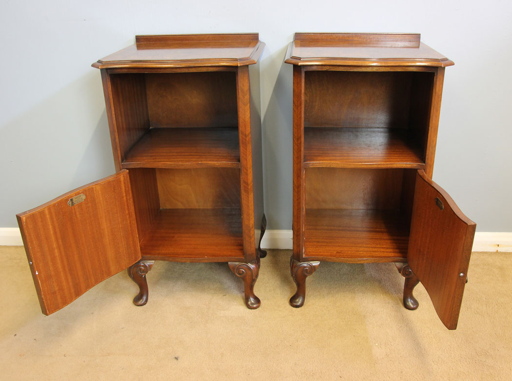 12130r5 Pair Burr Walnut Bedside Cabinets Waring Gillow,