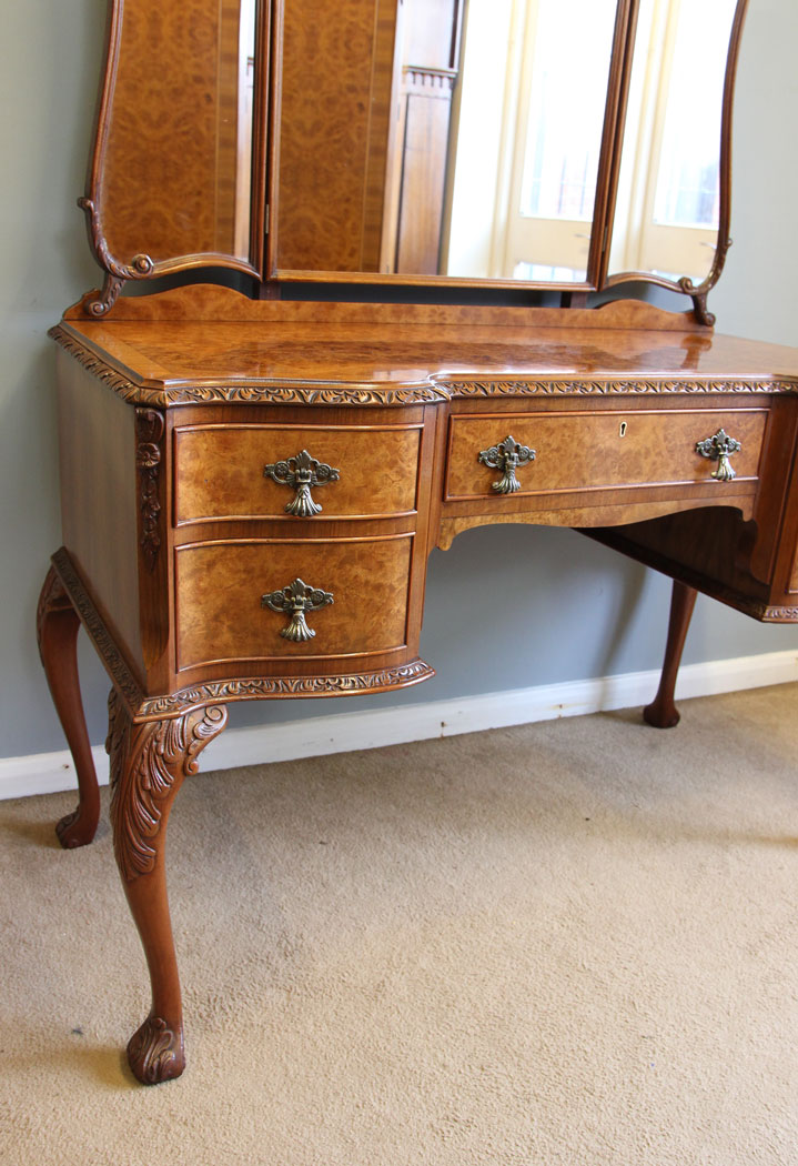 12157r10 Quality Burr Walnut Dressing Table,