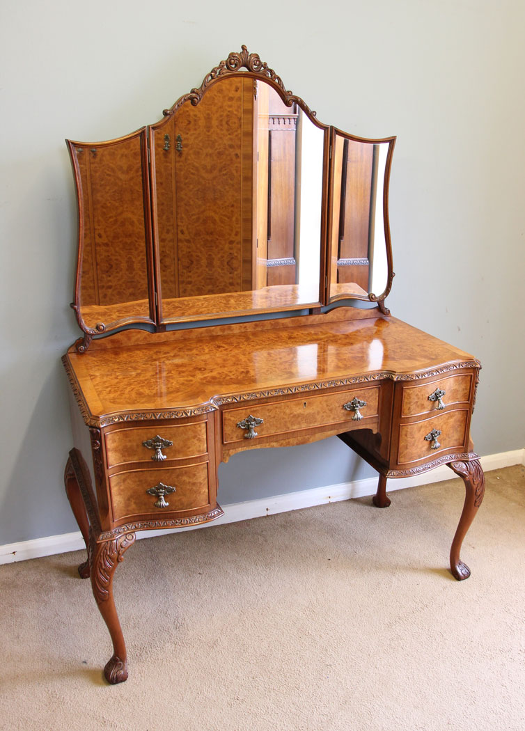 12157r14 Quality Burr Walnut Dressing Table,