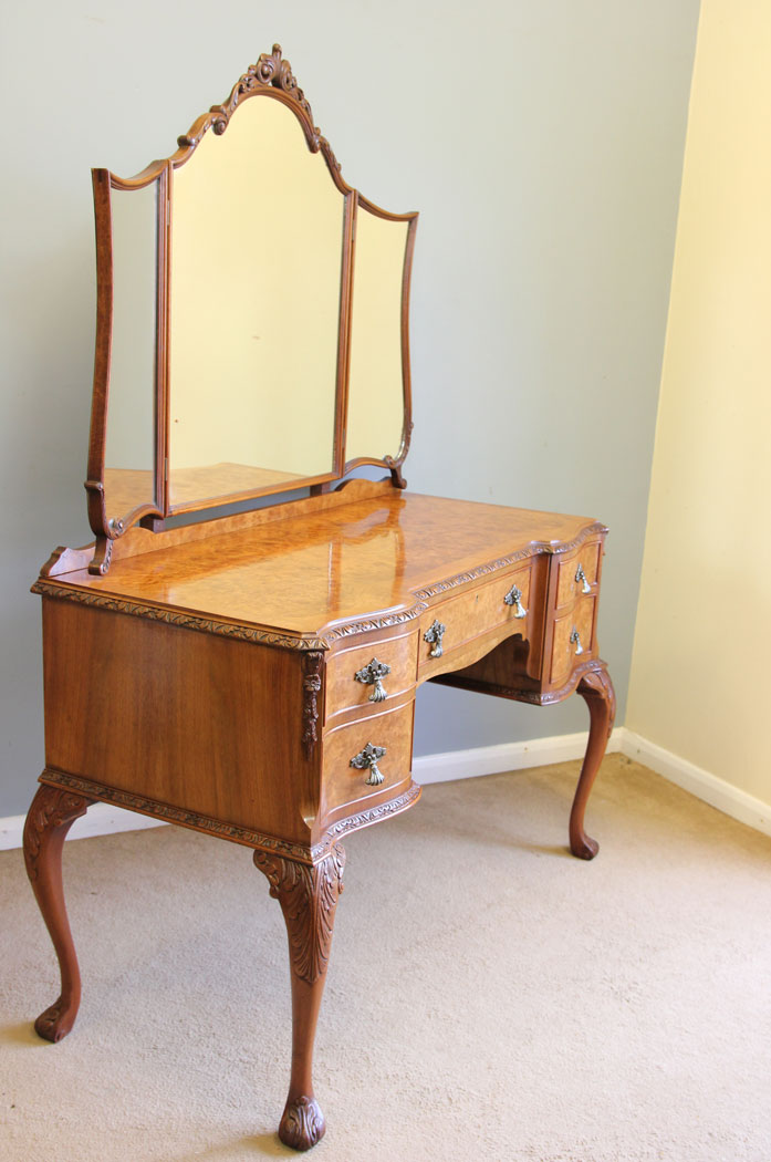 12157r2 Quality Burr Walnut Dressing Table,