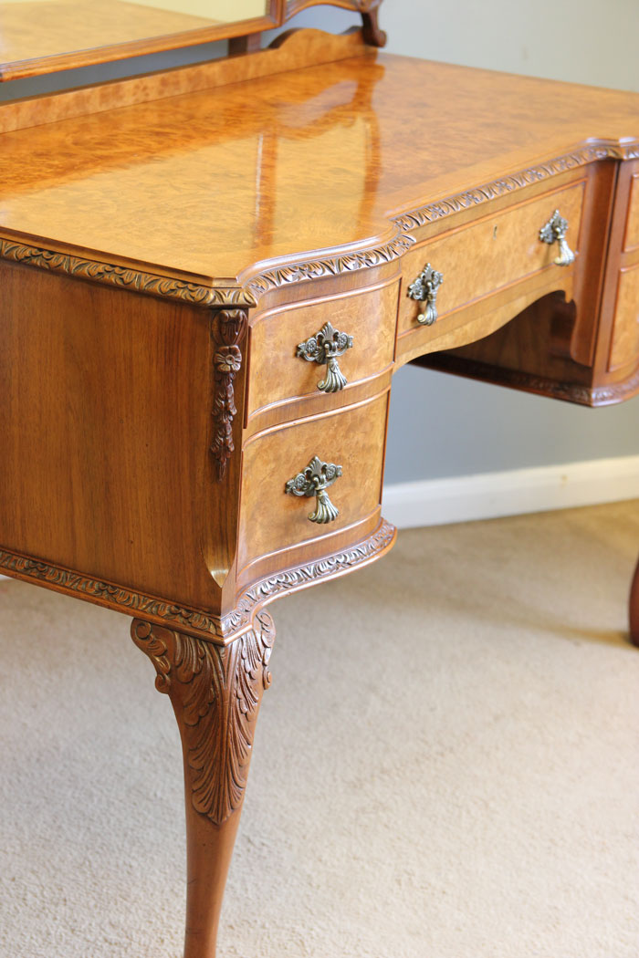 12157r6 Quality Burr Walnut Dressing Table,