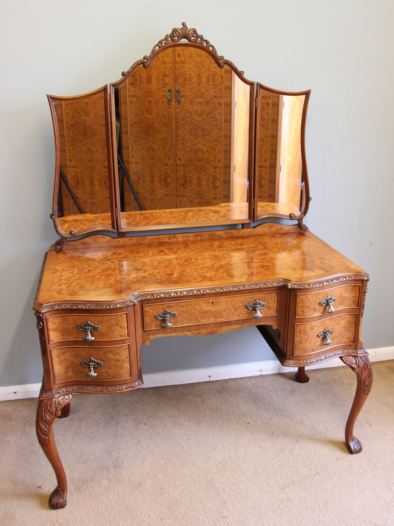 12157r8 Quality Burr Walnut Dressing Table,