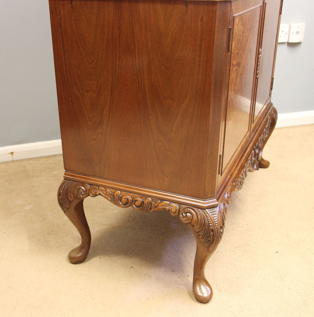 12262r5 Burr Walnut 20th Century Cocktail Drinks Cabinet,