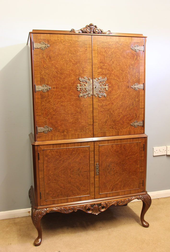 12262r7 Burr Walnut 20th Century Cocktail Drinks Cabinet,