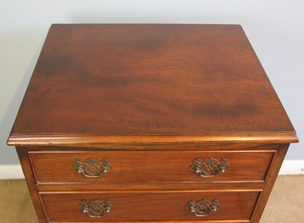 12331r2 Antique Small Mahogany Chest of Drawers, Antique Small Mahogany Chest of Drawers